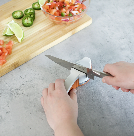Chef'sChoice Afilador de Cuchillo Manual de 2 Etapas, Blanco/Naranja